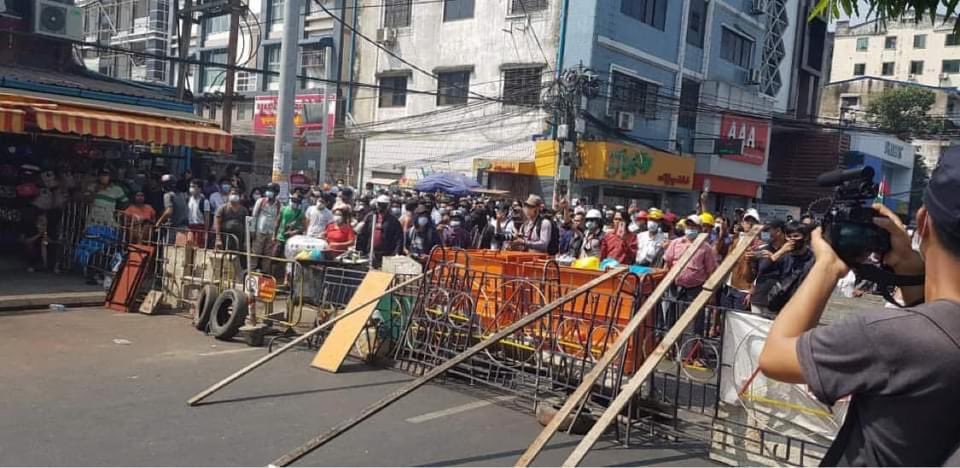 Happening now 🚨
Polices fired 2 times !
in Sanchaung , Yangon 

JUNTA BRUTALITY 
#Feb27Coup 
#WhatsHappeninglnMyanmar