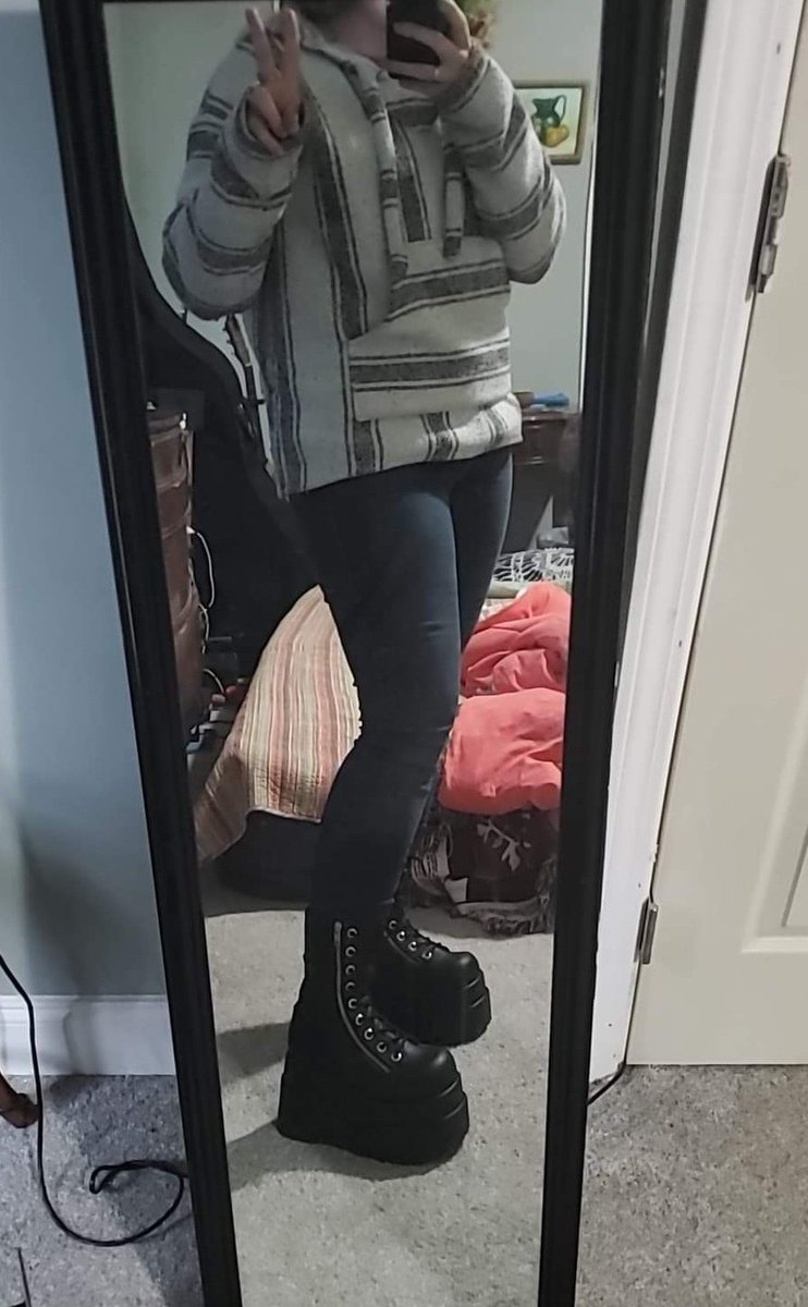 Inezwhatever's tweet photo. Oop #hotgirl #demonia #squeakyboots https://t.co/qzijUvvcFc