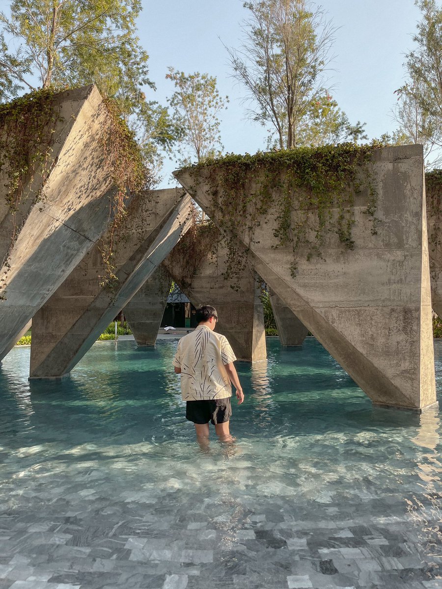 livist resort - โรงแรมใหม่ตั้งอยู่ใจกลางจ.เพชรบูรณ์ ไปอ่านดีเทลงานดีไซน์มาชอบที่นอกจากจะตกแต่งได้ดูโมเดิร์นและโคตรเท่แล้ว วัสดุส่วนใหญ่ก็รวบรวมมาจากของดีในจังหวัดทั้งหินดำ ไม้สัก / ส่วนสระว่ายน้ำก็สามารถเล่นได้ทั้งวันเพราะมีประติมากรรมที่บังแดดและทัศนวิสัยของคนจากมุมบนได้ 🪨🪵