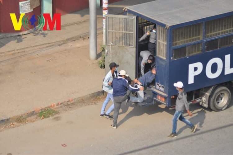 Protesters are arrested by Polices and some peoples in Civilian clothes.
CRPH ASSEMBLE
#WhatsHappeningInMyanmar
#Feb27Coup
#MilkTeaAlliance https://t.co/VaDxQ1Jl7Q