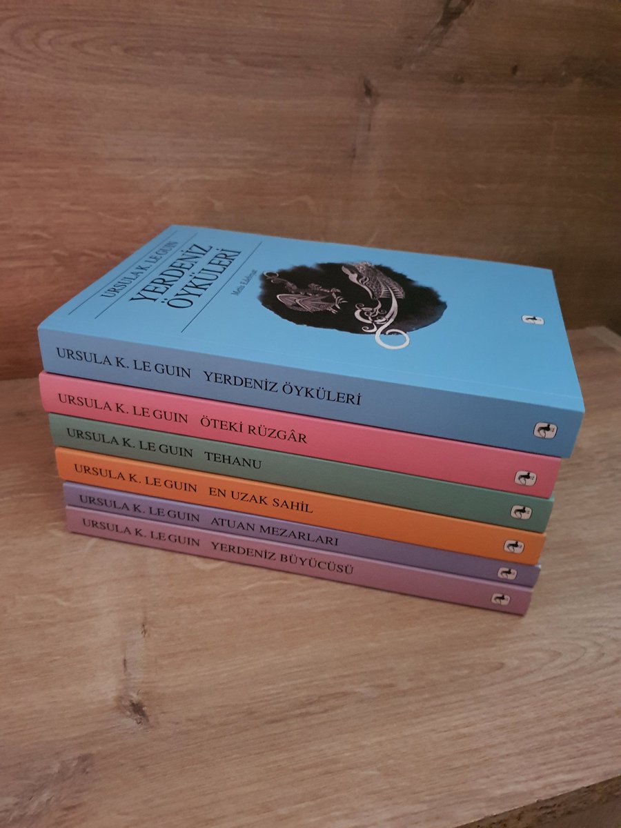 Yerdeniz Setini bir takipçiye hediye edeceğim;

- Katılmak için takip, rt, beğeni yeterli. 

- Kitapları kendi kitaplığımdan veriyorum o yüzden giriş kısımlarında ekslibrisim var. 

- Katılmak için son tarih 05.03.2021
06.03.2021 de sonucunu bildireceğim
