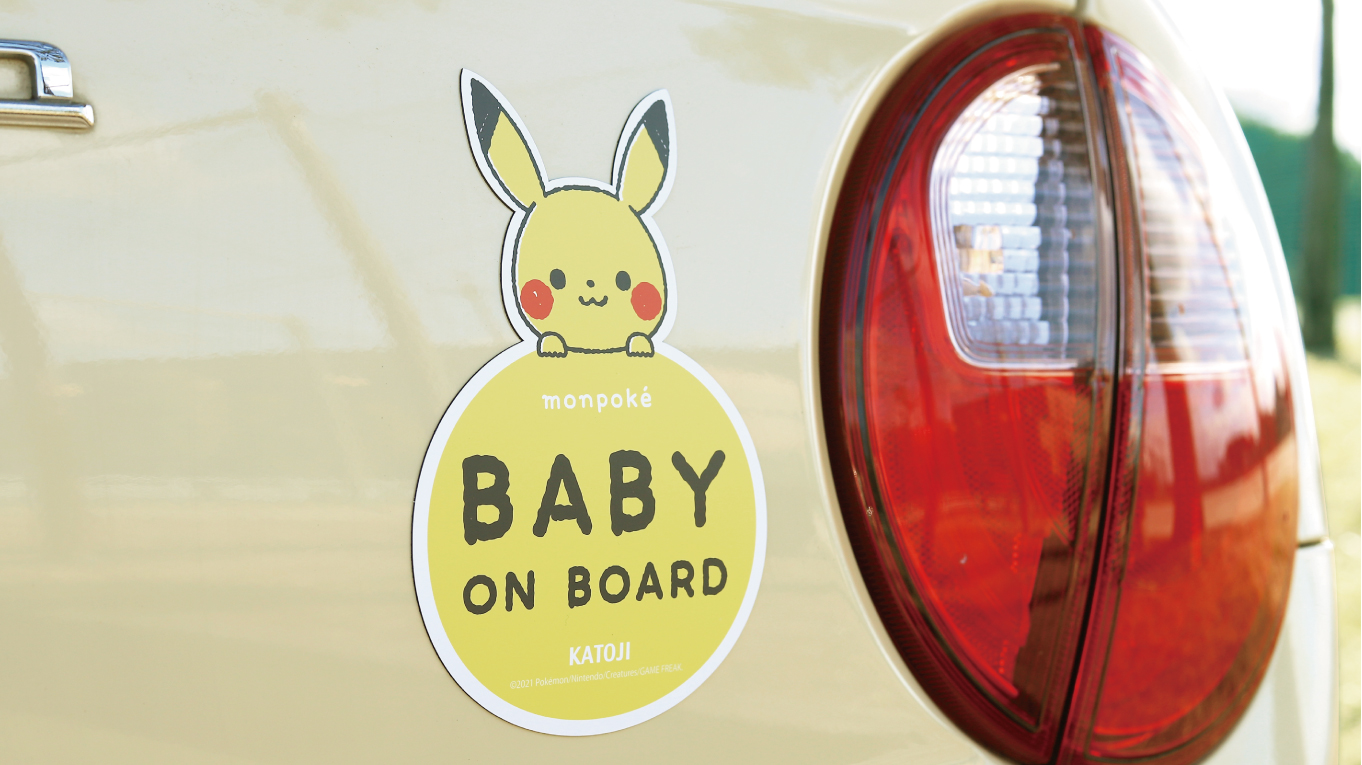 モンポケ公式ツイッター 赤ちゃんが乗っていることを伝える マグネットタイプの乗車中プレートが登場 繰り返し貼ってはがせるので 車の乗り換えやカーシェアリングのときも便利 ちょこんとピカチュウが 3月展開予定 乗車中プレート
