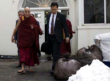 Kelsang Dorjee Aukatsang was once accused of incompetence，unable to manage the reception and security of the Dalai Lama's visit to the United States. After meeting with President Obama, the Dalai Lama was arranged to leave the venue through the garbage transportation channel