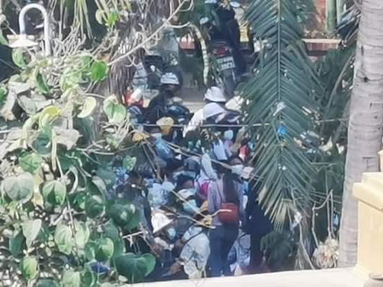 audrey16 (@audrey164182484) on Twitter photo Junta arrest and beat with weapons in Monywa today's morning
Today they do arrest and intimidate around Myanmar and they use tear- gas bombs and gun shot
We are really suffering terrorism
#WhatsHapppeningInMyanmar
#Feb27Coup <a href="/freya_cole/">Freya Cole</a> <a href="/ICJ_Asia/">ICJ - Asia and the Pacific</a> <a href="/poppymcp/">Poppy McPherson</a> <a href="/RapporteurUn/">UN Special Rapporteur Tom Andrews</a> Junta arrest and beat with weapons in Monywa today's morning
Today they do arrest and intimidate around Myanmar and they use tear- gas bombs and gun shot
We are really suffering terrorism
#WhatsHapppeningInMyanmar
#Feb27Coup <a href="/freya_cole/">Freya Cole</a> <a href="/ICJ_Asia/">ICJ - Asia and the Pacific</a> <a href="/poppymcp/">Poppy McPherson</a> <a href="/RapporteurUn/">UN Special Rapporteur Tom Andrews</a>