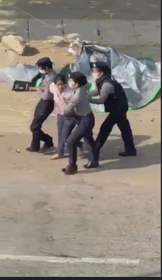 She gave free sour-fruits to protesters.She was arrested and violently beaten into her own shop by polices and soldier .Where is justic???
#WhatsHappeningInMyanmar
#Feb27Coup
#InMonywa