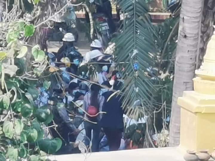 မုံရွာမှာ ဆရာ/ဆရာမ များကိုကြိုးဖြင့်တုတ်၍ရိုက်နှပ်
WE ARE NOT SAFE
#Feb27Coup 
#WhatisHappeningInMaynmar