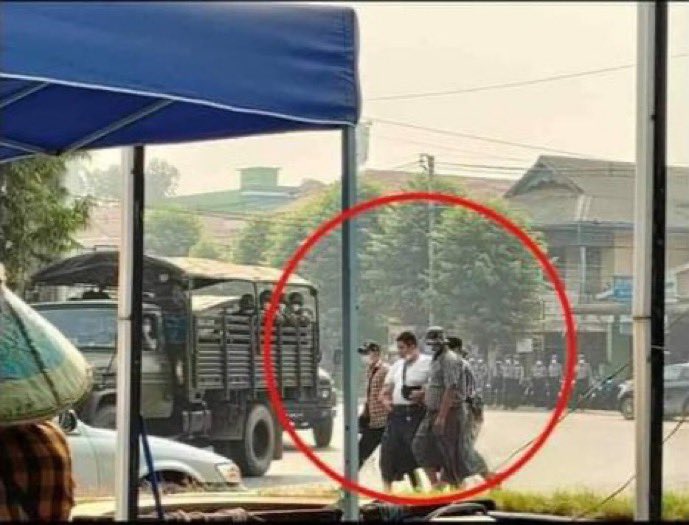 aqua_nwayoo's tweet photo. Cops in usual clothes arrested a man for no reason !! Arresting peaceful protesters is totally violating Human rights n now the cops even pretend like civilians &amp; arrest anyone whom they want to. @freya_cole @RapporteurUn  @UNHumanRights #WhatsHappeningInMyanmar
#Feb27Coup https://t.co/dnd1tPd4EQ