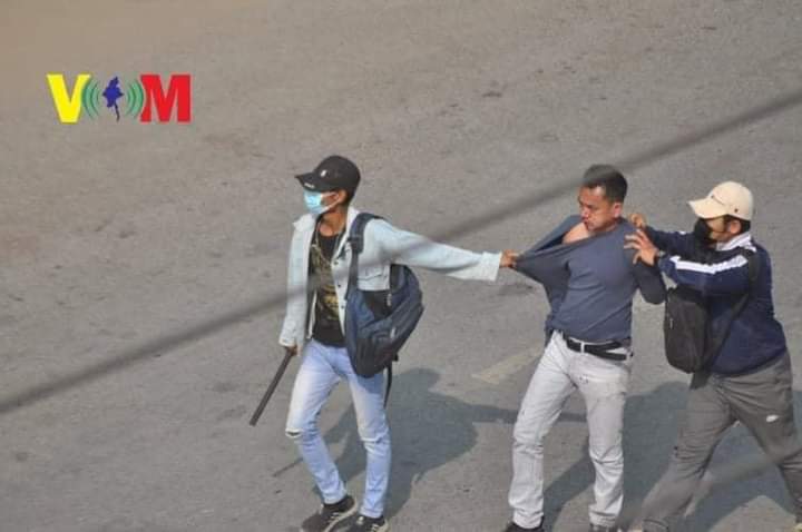AkariMoe21's tweet photo. Polices without Uniform! (Feb27)
They arrested the protesters violently in Monywa and there were many injuries. Also women have been detained by using forces.
@USEmbassyBurma @UN_HRC @UNinMyanmar @TostevinM 

#HearTheVoiceOfMyanmar 
#WhatsHappeningInMyanmar
#MilkTeaAlliance https://t.co/2oeJi0K8L9