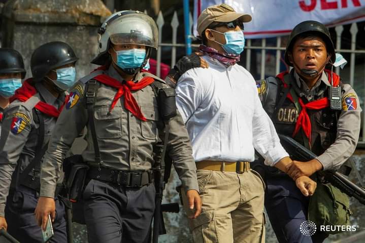 Armed polices are still violently detaining the innocent citizens!!
In the shown picture:they even violently terrorise on pregnant woman!
Dear world, we totally can't accept their actions anymore
CRPH ASSEMBLE
#WhatsHappeningInMyanmar  #Feb27Coup