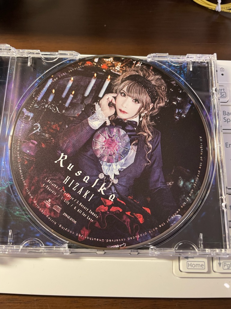 Versailles, JupiterのギタリストHIZAKI姫のインスト音源「Rusalka」を聴いてまふ😍
Versaillesが大好きで、昔は良くライブにいってました😊
このCDではShoyo君も2曲でベース弾いてます🥰

しかし、姫は相変わらず美しい💞
CD本体にも印刷されてまふ😝