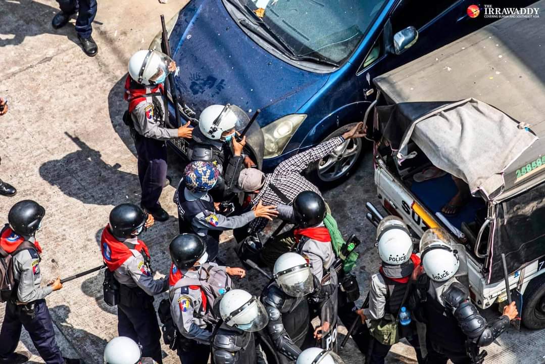 Phyophy81094066's tweet photo. Arrested not only protesters in Yangon but also those who were standing and working in the area

#WhatsHappeningInMyanmar
#Feb27Coup https://t.co/z3J8IwoRB0