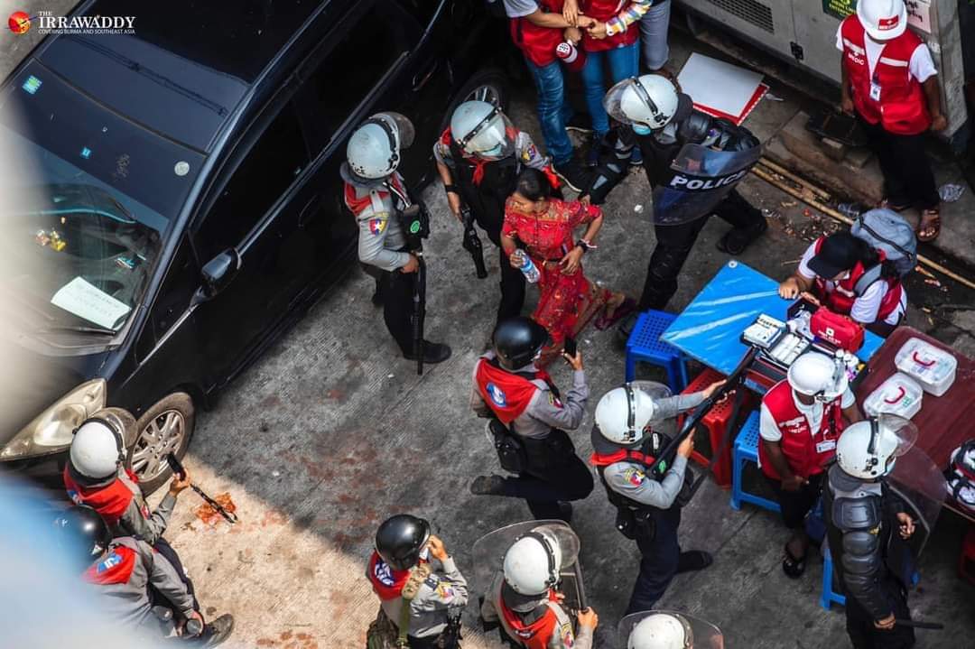 Happening Now: #Myanmar polices threatend a pregnant woman and volunteering medical team while arresting protestors. 
#Feb27Coup 
#WhatsHappeningInMyanmar