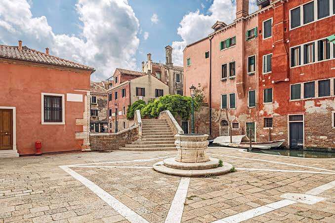 The Venetian Well is a clever way to collect and clean rainwater for household use in dense urban areas without usable groundwater or nearby springs, such as on rocky islands or reclaimed land. The name comes from the technique having been the principal way Venice got its water.