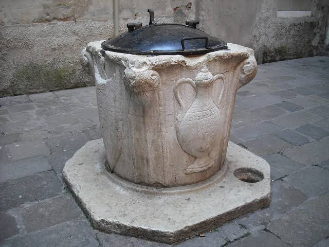 The wells were provided with highly decorated well heads, originally often recycled Roman capitals, but later on specifically designed to glorify the sponsors of the well construction. These were a huge hit with wealthy Europeans and many were exported in the late 19th century.