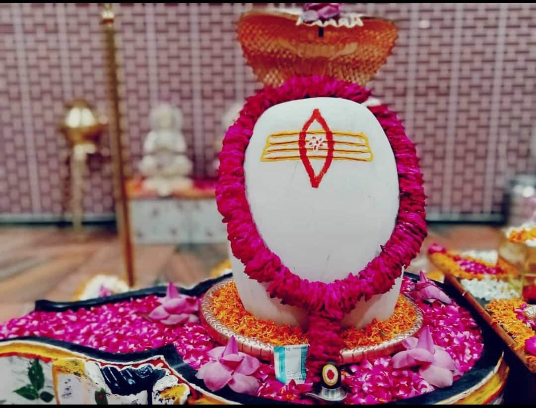 SagarAstrology's tweet photo. 🌷🌷प्रदोषे दीपक : चन्द्र:,प्रभाते दीपक:रवि:।
त्रैलोक्ये दीपक:धर्म:,सुपुत्र: कुलदीपक:।।🌷🌷

अर्थ – संध्या काल में चन्द्रमा दीपक है, प्रभात काल में सूर्य दीपक है, तीनों लोकों में धर्म दीपक है और सुपुत्र कूल क�� दीपक है।
#हर__हर__महादेव 
@SagarAstrology https://t.co/mG0EfKM35J