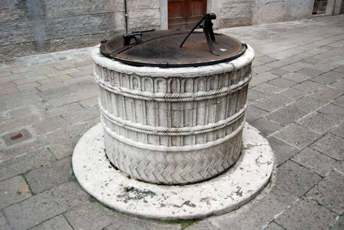 The well was crucial to make life in Venice possible, so a detailed system to protect and care for them was devised, locks were installed and they were only opened during specific times: announced by a bell rung by the lock keeper (often a parish priest), and again at closing.
