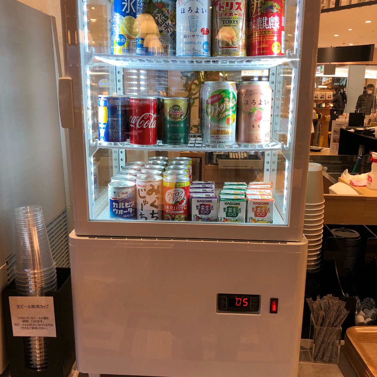 Tsutaya Bookstore 福岡空港 当店カフェラウンジのドリンクメニューに缶飲料が追加されました ドリンクメニューは合計31種類に アルコールや炭酸もございます 福岡空港 飛行機 Tsutaya ラウンジ シェアラウンジ