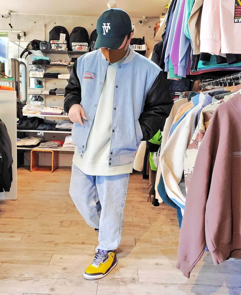 doek9's tweet photo. Grimey2021.s.s
デニムとサテン生地リバーシブルのスタジアムjktデニムは勿論ですがホワイトのサテン生地も爽やかで春先使えそうです😎
パンツはややフレアな👖を合わせています
サイズL.XL.XXL27500円この機会に是非!!
#graimey2021
#grimey
#sandybodecker
#jordan6carmine2021
#jordancustom https://t.co/JY9ieceKJz