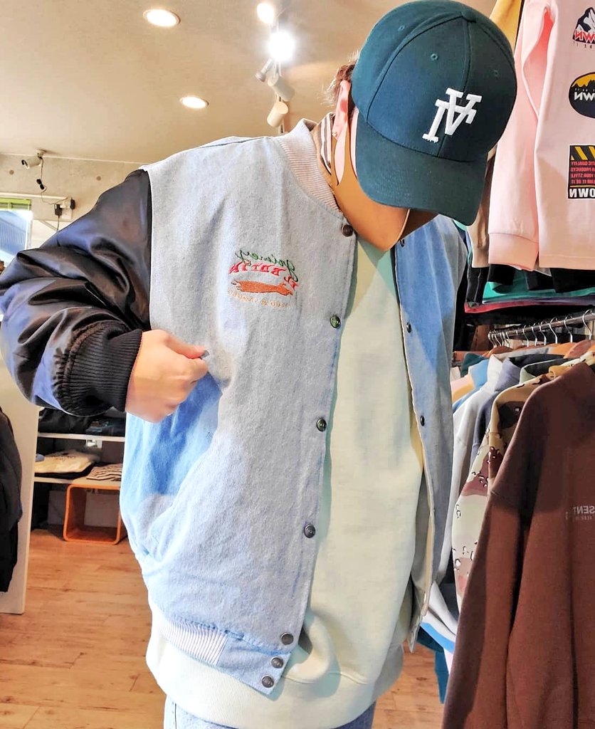 doek9's tweet photo. Grimey2021.s.s
デニムとサテン生地リバーシブルのスタジアムjktデニムは勿論ですがホワイトのサテン生地も爽やかで春先使えそうです😎
パンツはややフレアな👖を合わせています
サイズL.XL.XXL27500円この機会に是非!!
#graimey2021
#grimey
#sandybodecker
#jordan6carmine2021
#jordancustom https://t.co/JY9ieceKJz