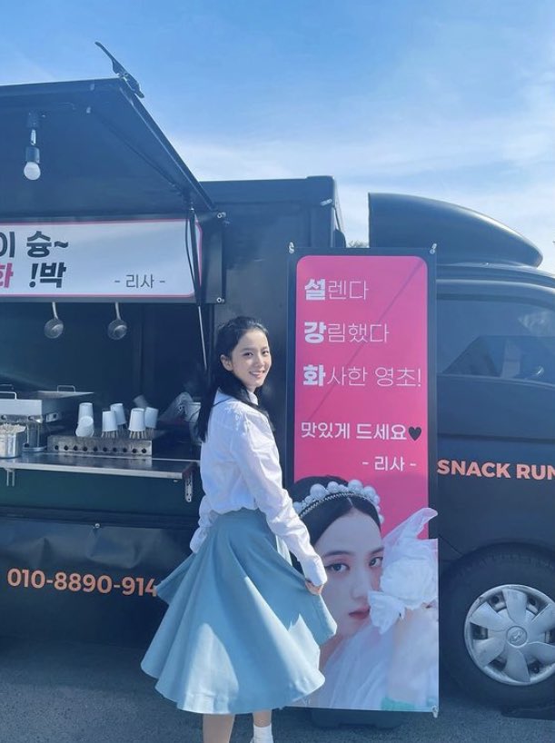 Clarityjensoo's tweet photo. Complete 😭 a food &amp; coffee truck from Rosé, Jennie, and Lisa 

Jisoo drama Snowdrop 💞 https://t.co/BB5wQE3ynk