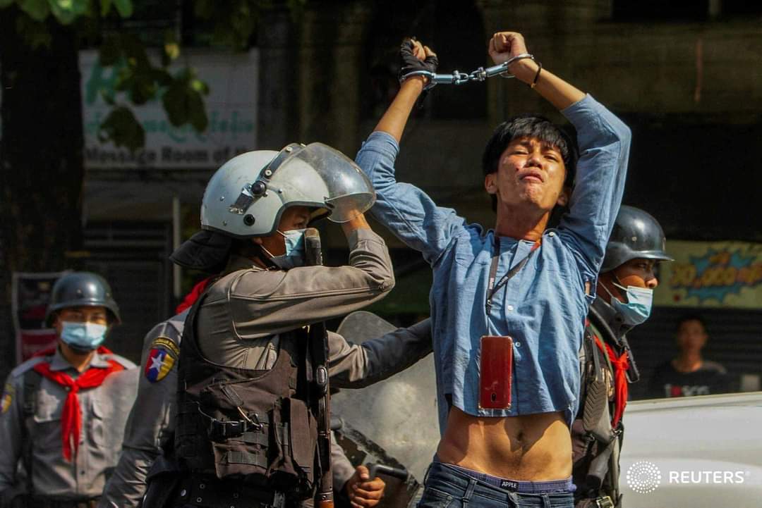 On feb27, an innocent student was brutally beaten and arrested by the military in Yangon.
#WhatsHappeningInMyanmar
#Feb27Coup