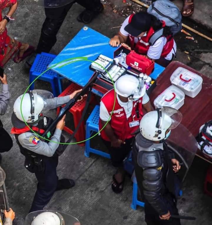 She’s a medical staff and you putting guns on her this is very inhuman and unacceptable

The world must see this 
Crd
#JusticeForMyanmar
#HearTheVoiceOfMyanmar