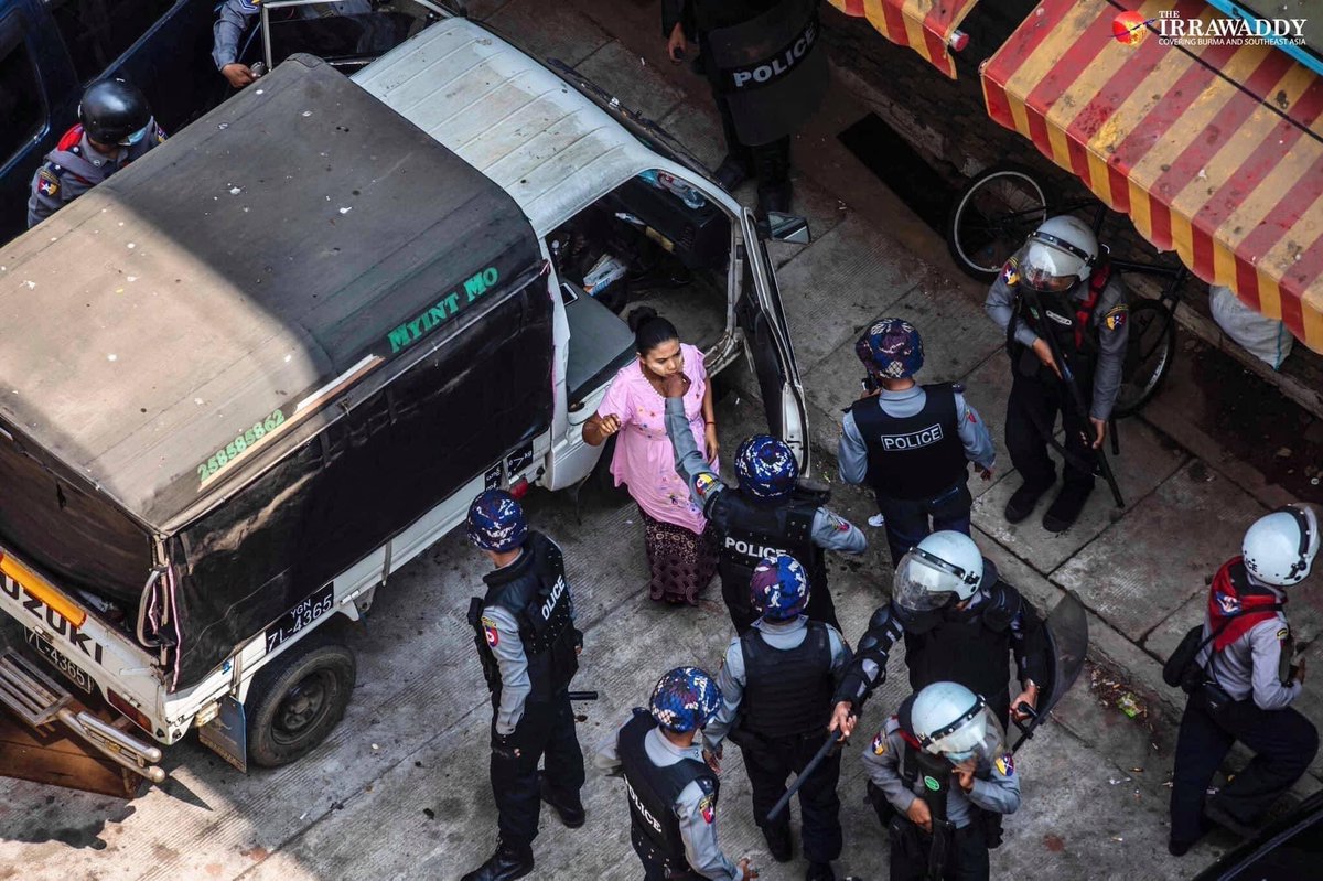 ChyuChy46038449's tweet photo. The pregnant woman is just standing there and nothing to do with peaceful protest. See how Myanmar Military Junta, Myanmar Police arrest. #WhatsHappeningInMyanmarNow #SpringRevolution_Myanmar
#Save_Myanmar
#Milkteaallience
#RejectMilitaryCoup
#HumanRightsViolations
#Feb27Coup https://t.co/oiSkQtyEY9