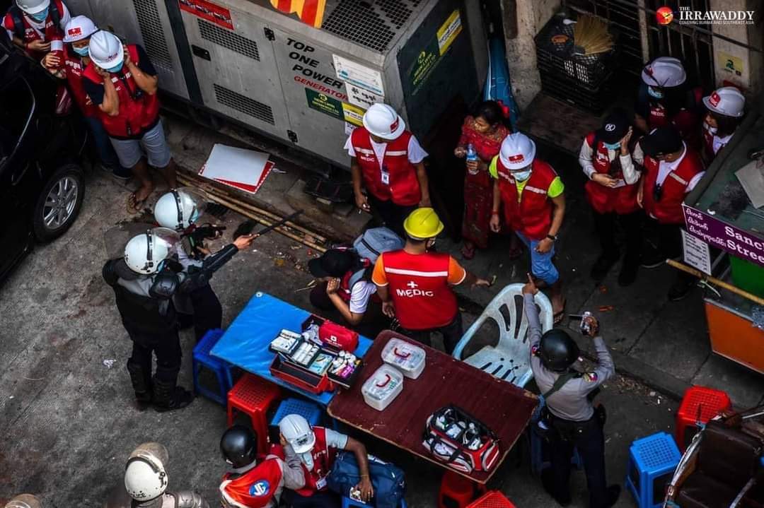 Police aim the guns to medical cover teams. The worst criminals. They arrest all the people along the way they saw. No ethics.
#WhatsHappeningInMyanmar 
#Feb27coup
#OpCCP