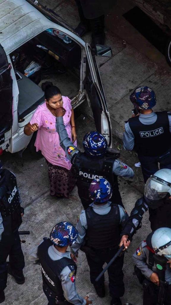 minnay_k's tweet photo. Riot Police are arresting (not only protesters) even residents nearby in Myaynigone. Photo says they're pointing gun to medic and harassing a pregnant lady.
JUNTA violent acts in Myanmar are getting WORSE.

@RapporteurUn 
@KenRoth 

#WhatsHappeningInMyanmar https://t.co/oTwReYNlIu