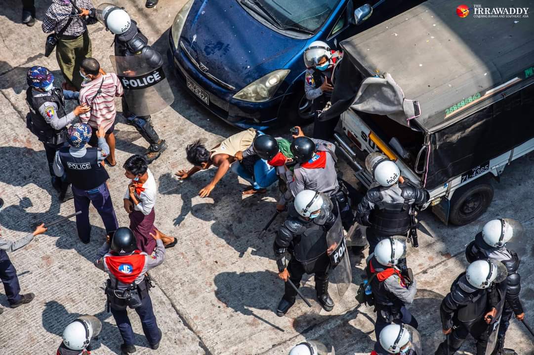 minnay_k's tweet photo. Riot Police are arresting (not only protesters) even residents nearby in Myaynigone. Photo says they're pointing gun to medic and harassing a pregnant lady.
JUNTA violent acts in Myanmar are getting WORSE.

@RapporteurUn 
@KenRoth 

#WhatsHappeningInMyanmar https://t.co/oTwReYNlIu