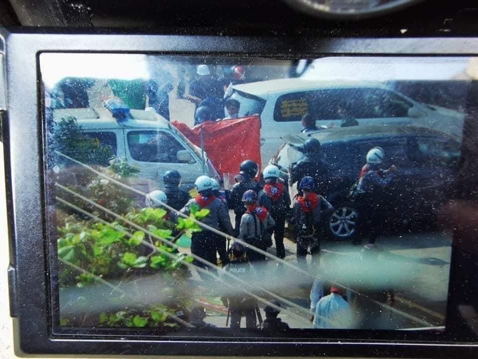 MilkTeaMM_MTAM's tweet photo. In Monywa, around 60 goy arrested. Dr.Myat Thuzar Khin git gunshots and other teachers are detained by wrapping with ropes. Today's actions are totally Crimes. Plz Start taking actions on them.@UNHumanright #WhatsHappeningInMyanmar #Feb27Coup #OpCCP #MilkTeaAlliance https://t.co/HzOZujSmtX