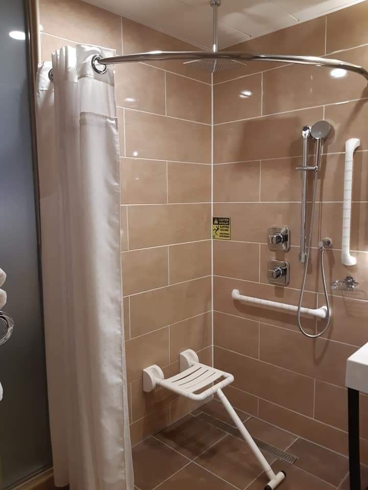 Энэ бол Holiday-Inn зочид буудлын хөгжлийн бэрхшээлтэй хүнд (ахмад настан, жирэмсэн хүн) зориулсан өрөө.Хэний ч тусламж шаардлагагүй хүртээмжтэй өрөө. Мөн орц гарц хүртээмжтэй, үйлчлэгчдийн хандлага маш сайн. энэ зочид буудал ХБИ-ийг ХЭРЭГЛЭГЧ, ҮЙЛЧЛҮҮЛЭГЧ гэж харж чадсан юм.