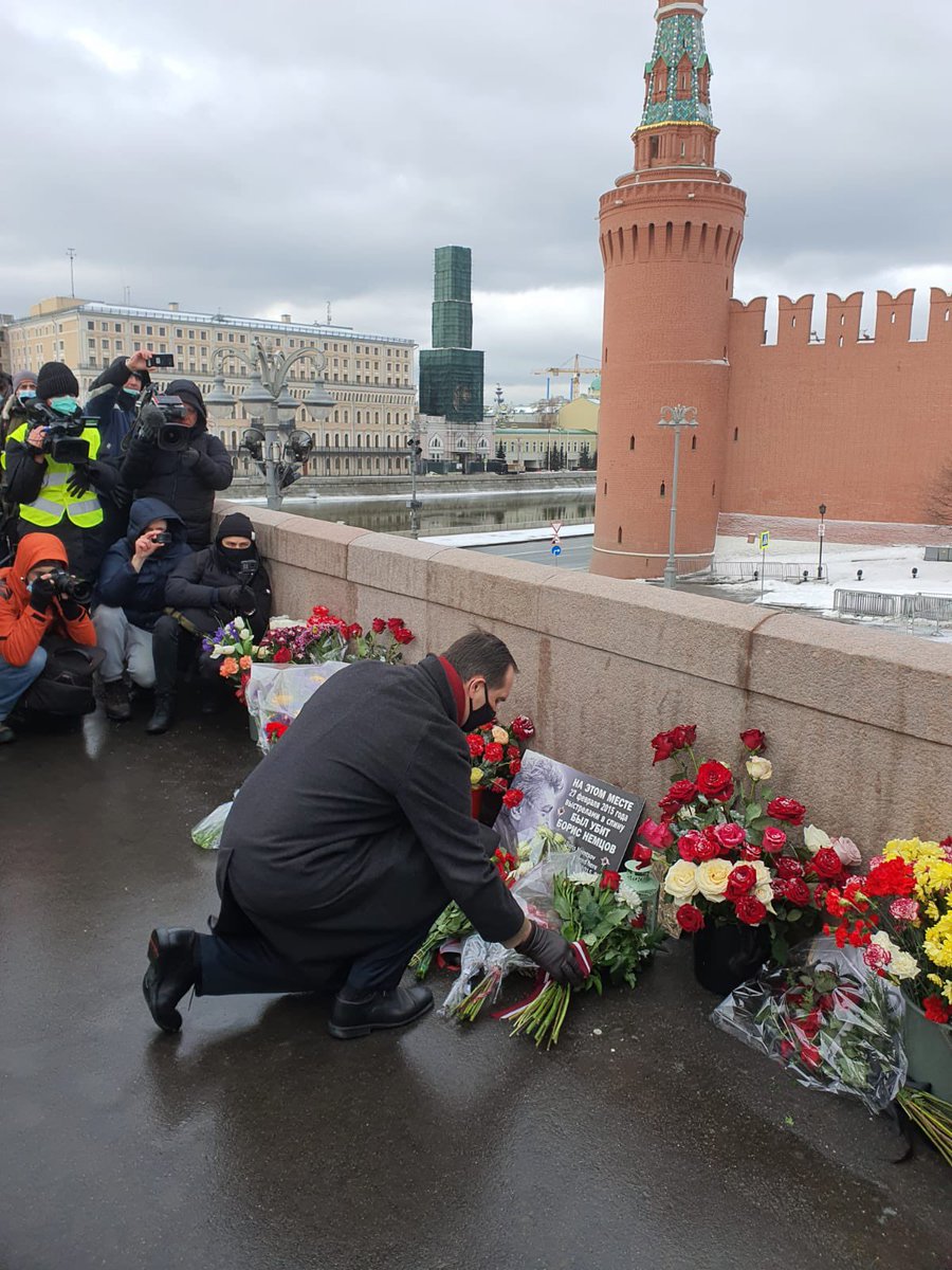 С кем был борис немцов на мосту