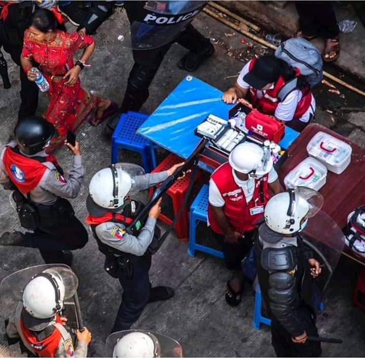 They are harassing the pregnant lady and volunteer medical team. They are breaching the HUMAN RIGHTS in many ways
#WhatsHappeningInMyanmar #Feb27Coup