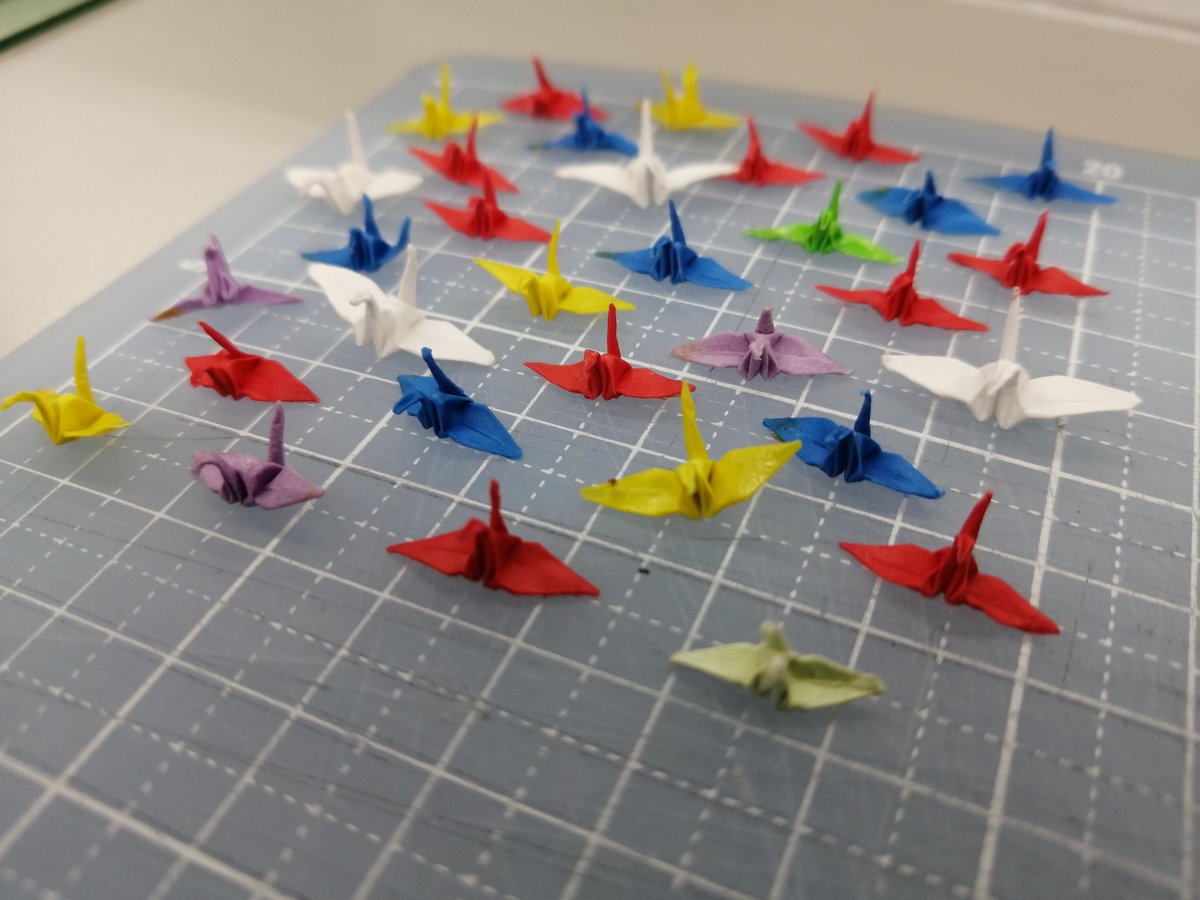 OrigamiHaru's tweet photo. 整列～😊
白いやつは少し大きいな👀

#折り紙アート #折り紙 #おりがみ #鹿児島 #origami #origami #japan #kagoshima #折り鶴 #origamicrane  #miniature #ハンドメイド #ミニチュア https://t.co/HMieVniEwQ