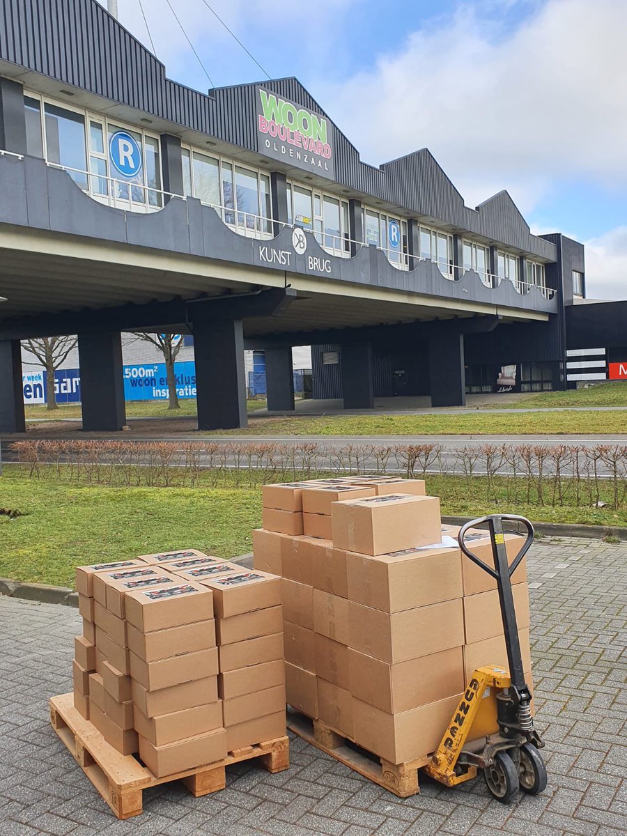 henkrender's tweet image. Terug van weggeweest.😋 Vanavond wederom een paar duizend Tukkers met broodje beenham en halve liter Grolsch voor de buis. Oldenzaal is er klaar voor. 

#ikmisoe #matchdaypakket #hertwe