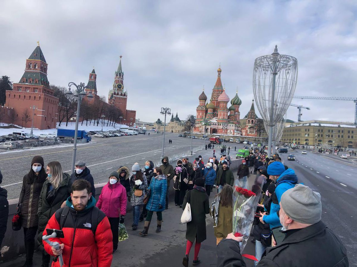 MobCounter2015's tweet image. По состоянию на 15:00 в возложении цветов на Большом Москворецком мосту приняли участие 2109 человек.