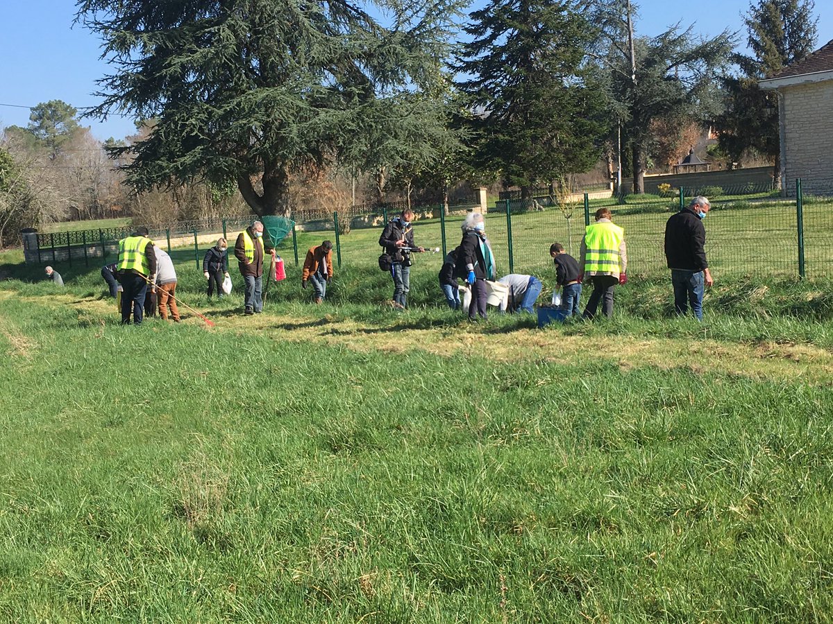 F3Perigords's tweet photo. Une rivière en danger en Périgord Vert. La Côle a pu recevoir des résidus de plastique issus d’un site de recyclage inondé le 1er Février dernier. Des habitants de St PIERRE de CÔLE dénoncent l’inaction du propriétaire de RECYMAP, à l’abandon. https://t.co/QvhNTQkepK