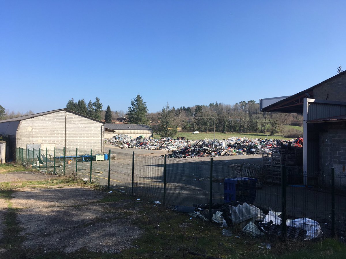 F3Perigords's tweet photo. Une rivière en danger en Périgord Vert. La Côle a pu recevoir des résidus de plastique issus d’un site de recyclage inondé le 1er Février dernier. Des habitants de St PIERRE de CÔLE dénoncent l’inaction du propriétaire de RECYMAP, à l’abandon. https://t.co/QvhNTQkepK