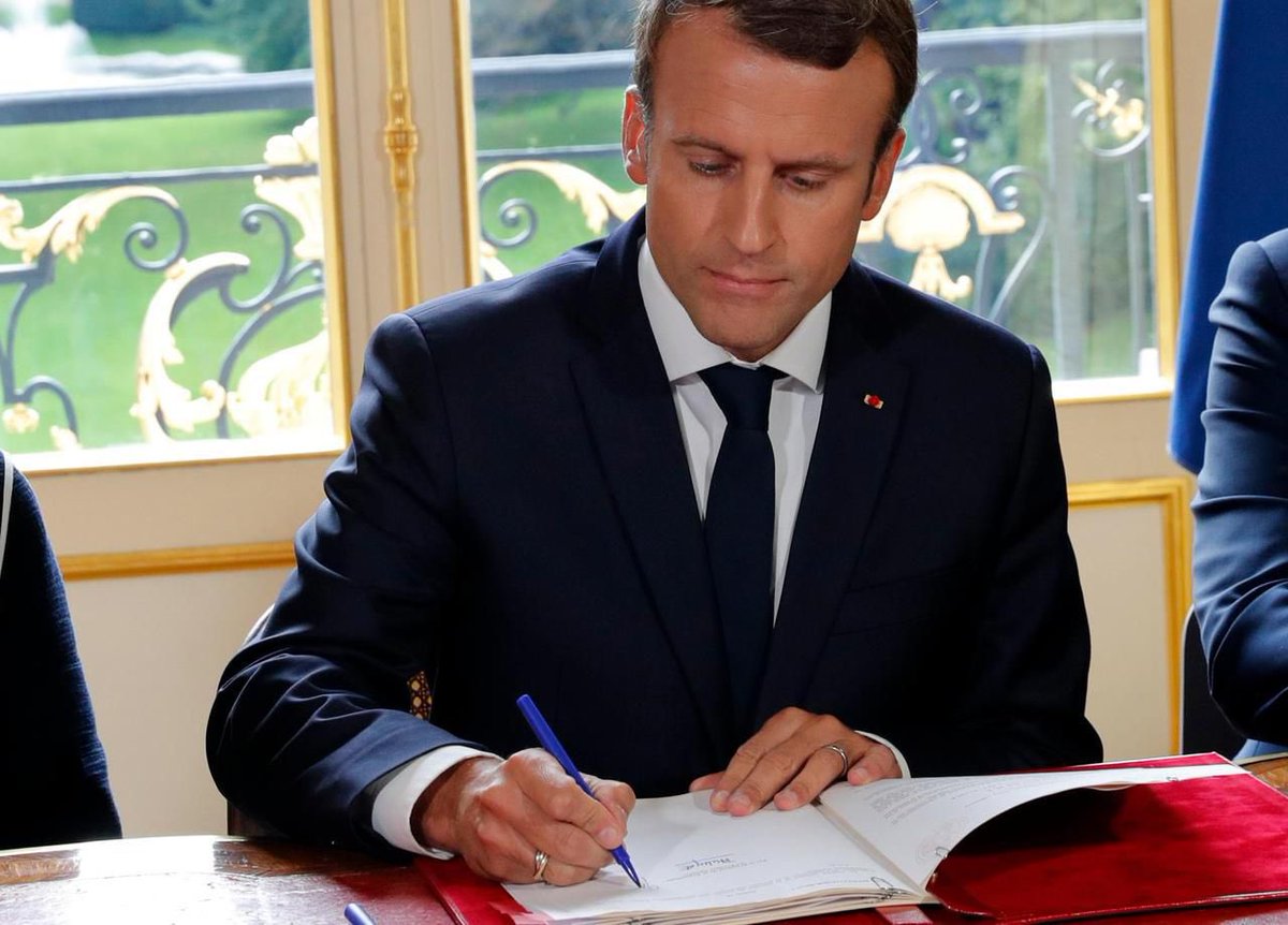 🇫🇷 FLASH - Emmanuel #Macron est actuellement en train de préparer ses #anecdotes pour sa vidéo avec #McflyEtCarlito. (Élysée)