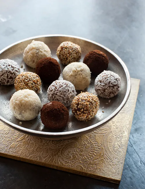 Looking for a homemade sweet and nutty treat for the weekend? Try <a href="/Bethanykd/">Bethany Kehdy</a>'s date and tahini truffles &amp; see why they're trending on <a href="/ckbk/">ckbk</a>
app.ckbk.com/recipe/jewe906…