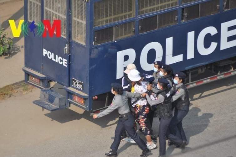 Alliza_CN's tweet photo. "There is no excuse for snatching women off the street and throwing them inside a police van after being detained" in #Monywar Facing unacceptable levels of this kidnapping.@UNHCR @RapporteurUn
@freya_cole @YourAnonCentral
#JusticeForMyanamar 
#Feb27Coup
#MilkTeaAlliance 
#OpCCP https://t.co/zS42tliPf5