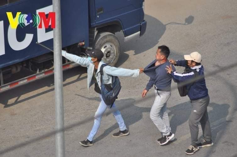 Alliza_CN's tweet photo. "There is no excuse for snatching women off the street and throwing them inside a police van after being detained" in #Monywar Facing unacceptable levels of this kidnapping.@UNHCR @RapporteurUn
@freya_cole @YourAnonCentral
#JusticeForMyanamar 
#Feb27Coup
#MilkTeaAlliance 
#OpCCP https://t.co/zS42tliPf5