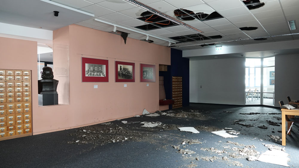 BBF_DIPFBerlin's tweet image. 😢Wir sind tief erschüttert und sehr traurig: gestern Nacht haben #Einbrecher die frisch renovierte Räume der @BBF_DIPFBerlin geflutet. Es ist ein Bild der Verwüstung😢
#Bibliothek #Einbruch #Vandalismus