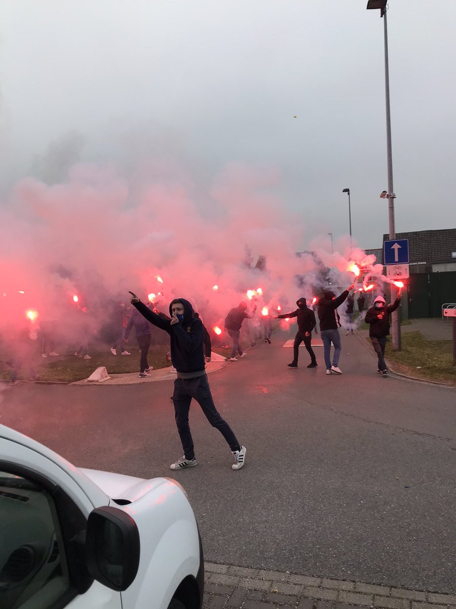 VanOrakel's tweet photo. @WaaslandBeveren @JoeriDeRoos we hebben ze niet zomaar laten vertrekken 😉. Top ook hoe iedereen mondmasker ophad en afstand hield of probeerde . Ook dikke duim aan politie Beveren , aanwezig maar sereen 👍! Komaan leeuwen !!! https://t.co/flRNM3w0Si
