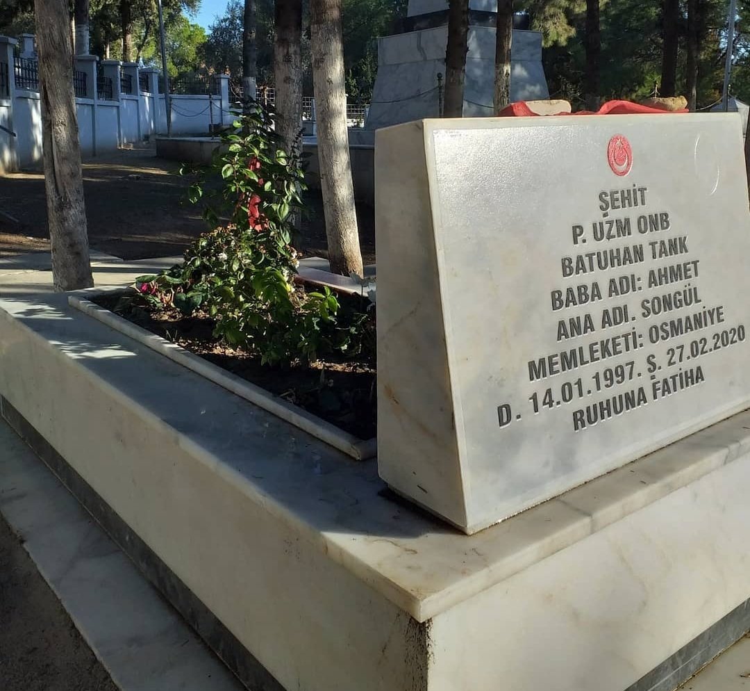 azizsehitler's tweet photo. Şehit Batuhan Tank'ı bilir misiniz?
43 yıl önce şehadet şerbetini içen dedesinin izinden giden,annesinin canı, düğünü mahşere kalan Batuhan'ı
#idlibsehitleri
#BatuhanTank https://t.co/EfZrxIZcem