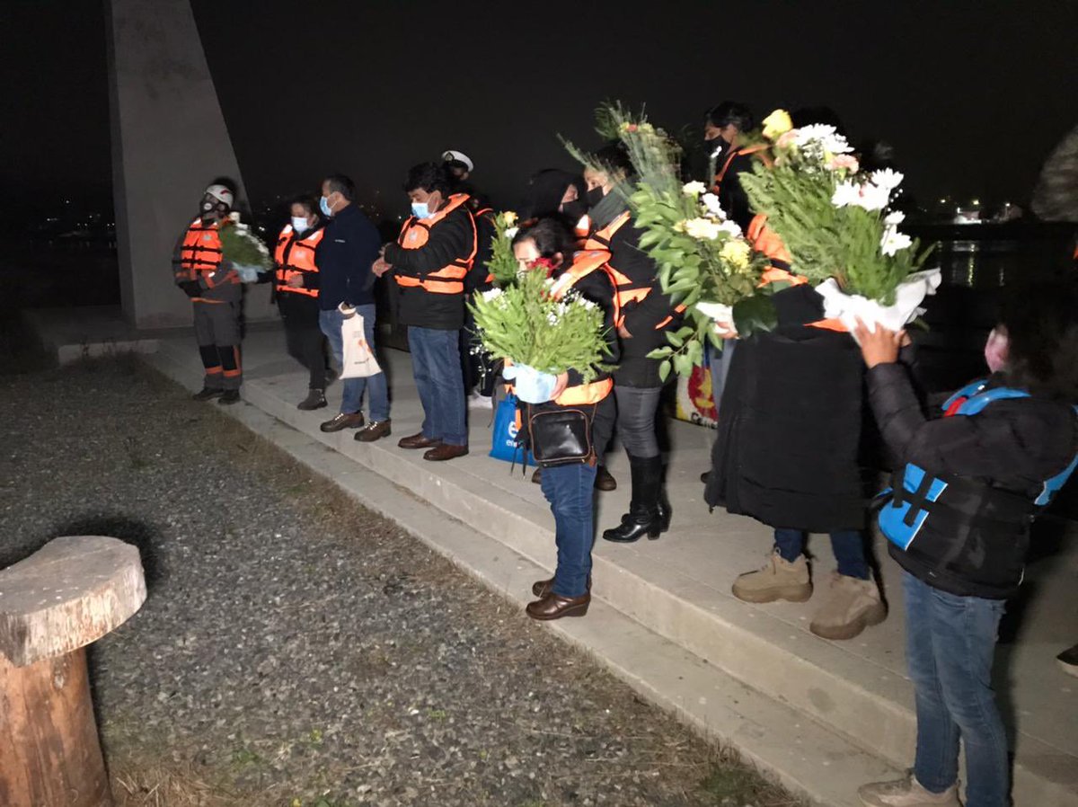 TVCONTIVISION's tweet photo. #CV27F... bajo estrictos protocolos sanitarios, familiares de víctimas fatales y desaparecidos tras el #Terremoto y #Tsunami del 27F, recuerdan a sus seres queridos, en una íntima conmemoración realizada esta madrugada a las 03:37 en el memorial #IslaOrrego de #Constitución. https://t.co/CNSrBuZfO6