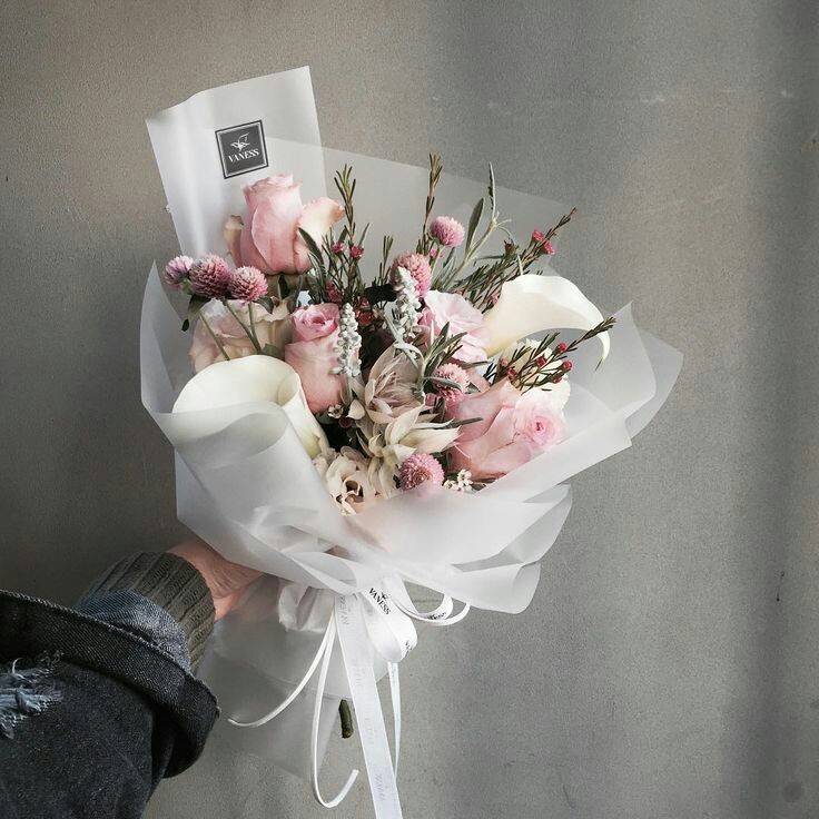 MIYEONNlE's tweet photo. “The song definitely made our mood up up and away! It is kinda late, but thank you for such an amazing performance!” she said it as she extend a bouquet of flowers for the group. https://t.co/iFQTltdl06