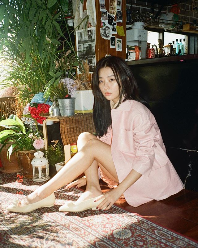 KSGUpdates's tweet photo. Seulgi had the honor of being the first Korean celeb to reveal the Ferragamo Viva shoe, a modern reimagining of the 1979 Vara pump. It was released February 17, 2020. Her photos were released Feb 11.

Seulgi Ferragamo Ambassador
#SeulgiFerragamoAW21 https://t.co/hYxOfa2aVy
