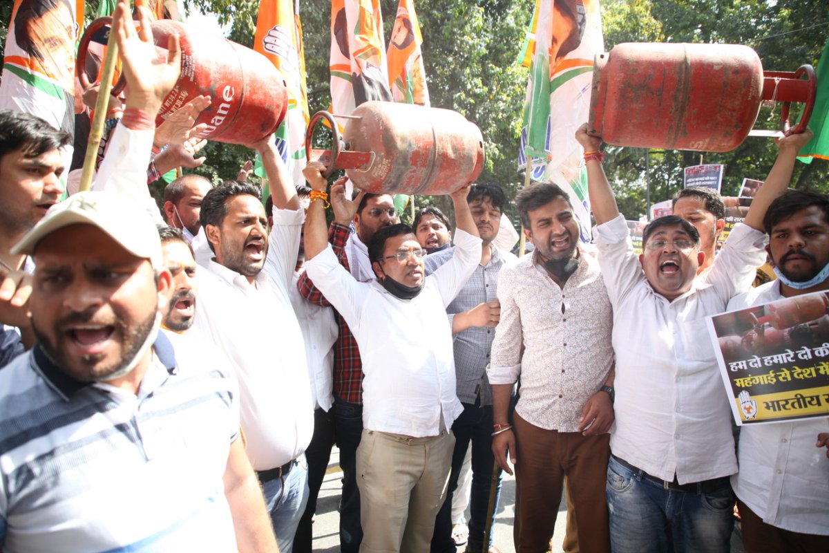 ians_india's tweet photo. The Indian Youth Congress organised a protest against rising inflation, petrol, diesel and gas cylinder prices outside the residence of Union Minister @smritiirani, in New Delhi. Hundreds of #Congress workers gathered and shouted slogans against the Central government. https://t.co/WXrLBeG15E